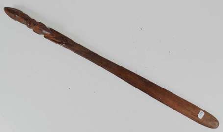 Une ancienne spatule à sagou en bois noir à patine