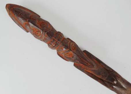 Une ancienne spatule à sagou en bois noir à patine