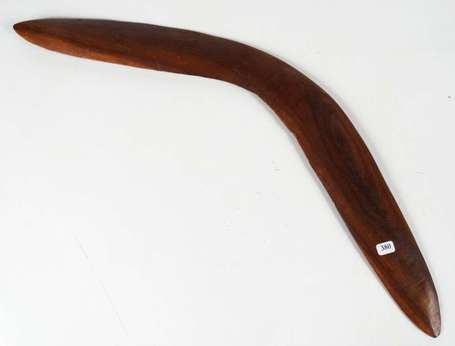 Un boomerang en bois dur. Longueur 60 cm. 