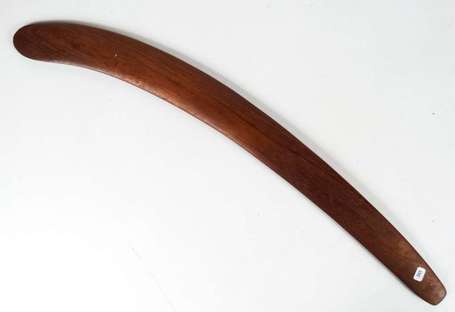 Un boomerang en bois dur. Longueur 69 cm. 