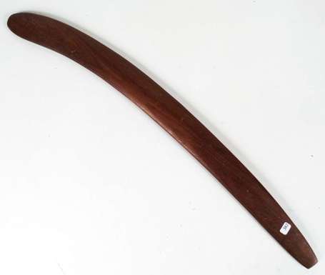 Un boomerang en bois dur. Longueur 67 cm. 