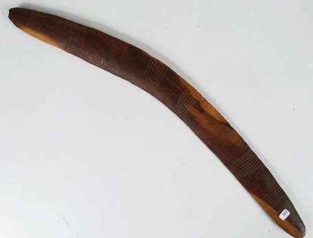 Un boomerang en bois dur sculpté. Longueur 61 cm. 