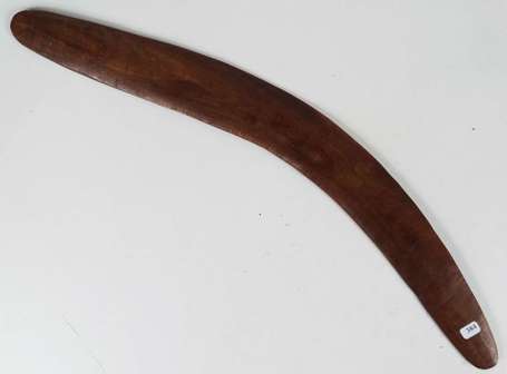 Un boomerang en bois dur. Longueur 58 cm. 