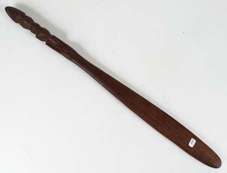 Une spatule à sagou en bois sculpté d'une 