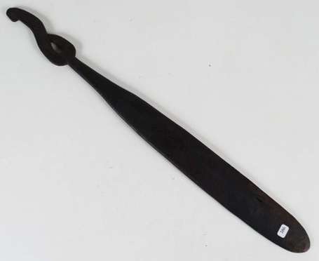 Une spatule à sagou en bois noir. Hauteur 22 cm. 