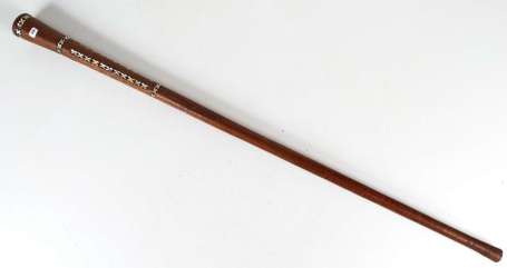 Un ancien bâton de prestige en bois dur en forme 