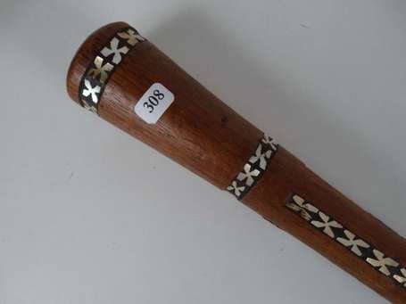 Un ancien bâton de prestige en bois dur en forme 