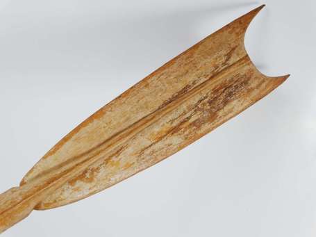 Une ancienne pagaie courte en bois sculpté d'une 