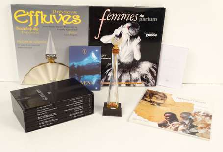 Lot de documentations sur le parfum dont coffret 