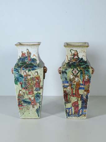 CHINE - Paire de vases à panse balustre carrée en 