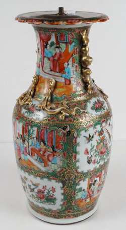 Vase balustre en porcelaine polychrome décor de 