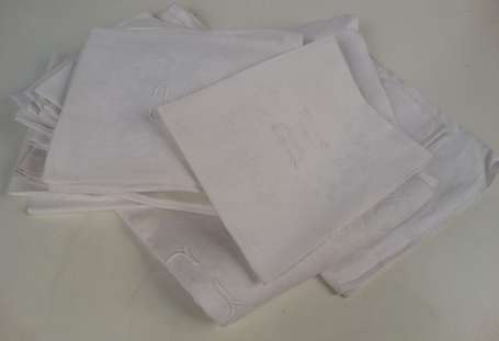 Nappe et 12 serviettes, le tout en coton damassé 