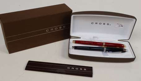 2 stylos Cross Townsend: 1 stylo plume marron et 