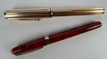 2 stylos plume Sheaffer, l'un en métal doré, 