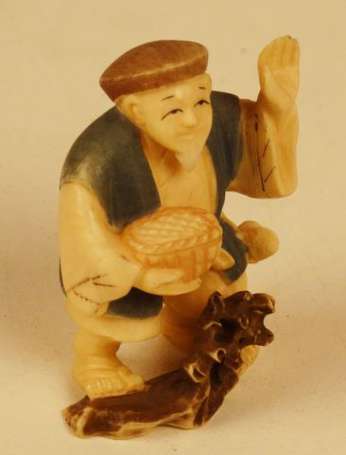 Netsuke Homme au panier en ivoire polychromé Japon