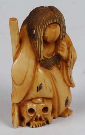 Netsuke Sorciere à deux visages en ivoire Japon H.