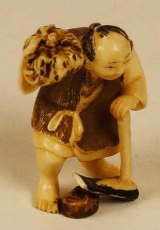 Netsuke Paysan à la houe en ivoire Japon H. 4,5 