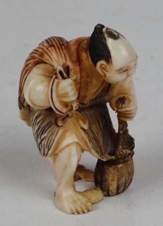 Netsuke Pêcheur au panier en ivoire Japon H. 4,5 