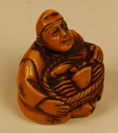 Netsuke Pêcheur au crabe en ivoire Japon H. 4 cm