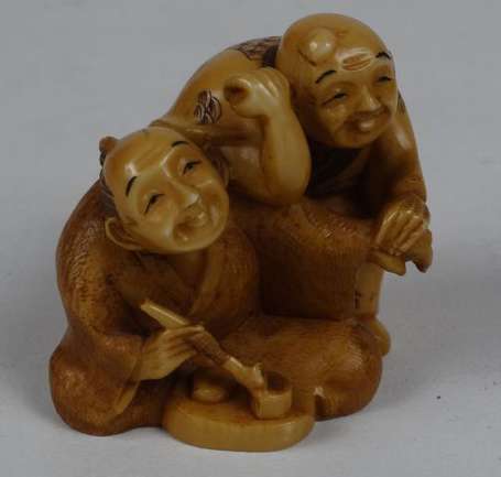 Netsuke Fumeurs d'opium en ivoire Japon H. 4 cm