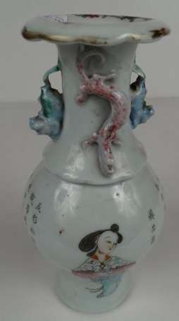 Petit Vase balustre en porcelaine, décor de 