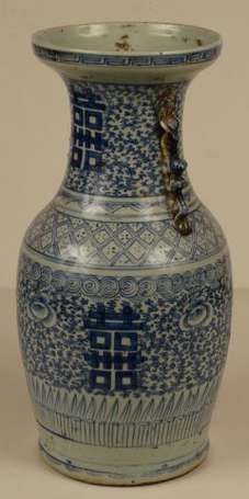 Vase balustre en porcelaine décor de rinceaux, de 
