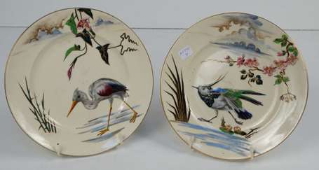 2 assiettes en faïence à décor émaillé d'oiseaux. 