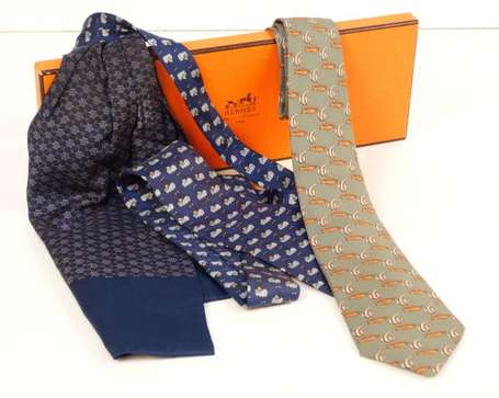 Hermès - 2 cravates en soie, l'une bleue à décor 