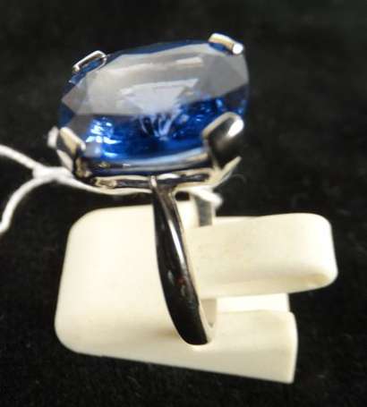 Bague en or blanc sertie d'une pierre bleue TDD: 