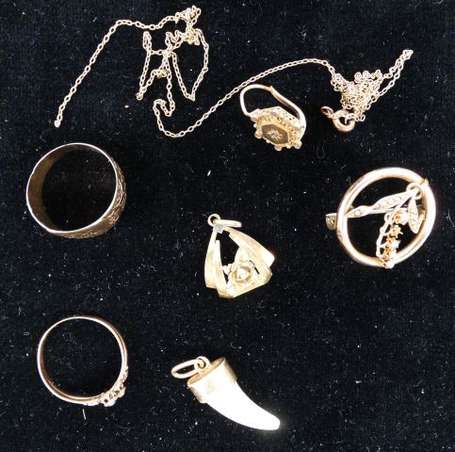 Lot d'or brisé ( broche, pendentifs, bagues, 