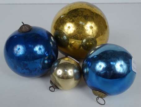 Quatre boules de Noël en verre églomisé doré et 