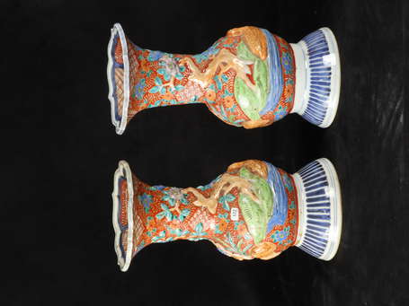 JAPON, Kutani - Paire de vases en porcelaine à 