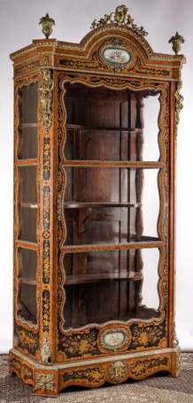 Vitrine en placage de bois de rose et marqueterie 