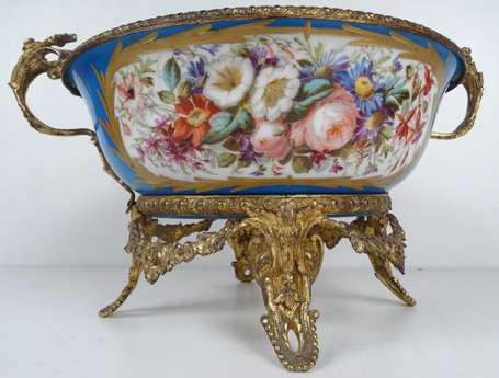 Coupe en porcelaine émaillée bleu de roi décor 