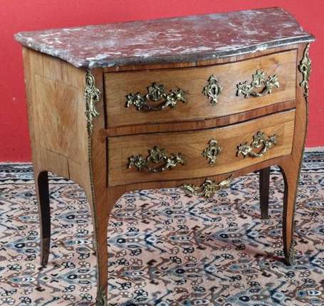 Commode sauteuse en marqueterie de bois de rose, 