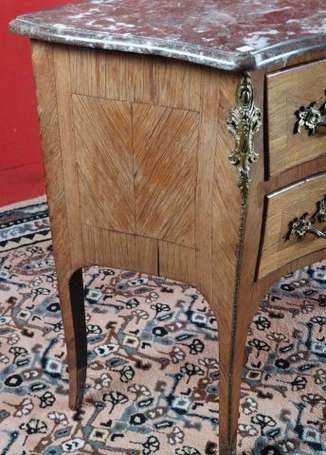 Commode sauteuse en marqueterie de bois de rose, 