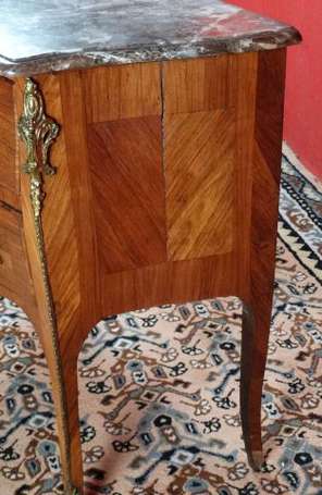 Commode sauteuse en marqueterie de bois de rose, 