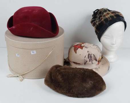 Un chapeau en feutre, un chapeau en toile, bonnet 