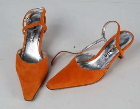 Paire d'escarpins en daim orange - P. 37