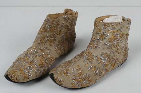 Paire de bottines en lamé or et argent vers 1960 -