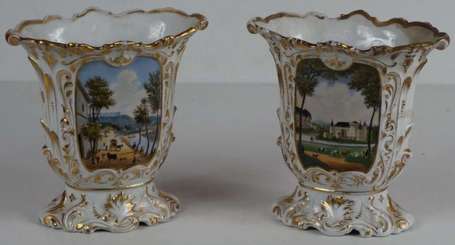 Paire de vases éventails en porcelaine décor d'une
