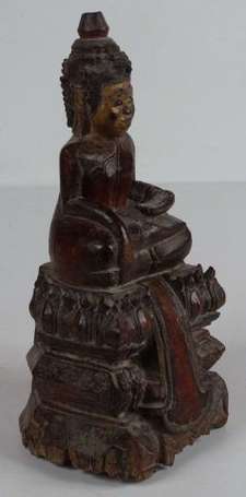 Bouddha sujet en bois sculpté polychromé et doré. 