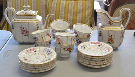 Service à thé en porcelaine décor floral 