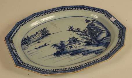 Plat à pans en porcelaine camaïeu leu, décor d'un 