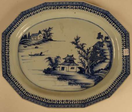 Plat à pans en porcelaine camaïeu leu, décor d'un 