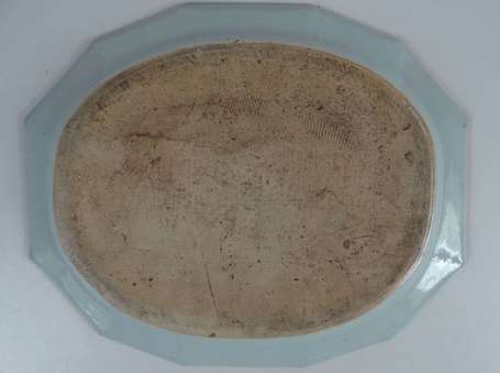 Plat à pans en porcelaine camaïeu leu, décor d'un 