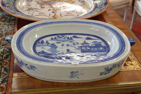 Chauffe plat oblong en porcelaine camaïeu bleu 