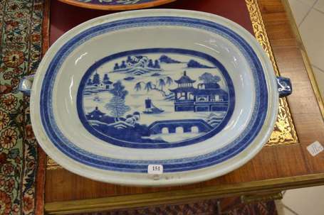 Chauffe plat oblong en porcelaine camaïeu bleu 