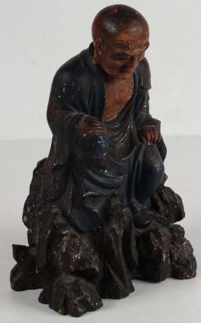 Sage assis sur un rocher, sujet en bois sculpté 