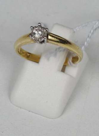 Bague solitaire en or jaune sertie d'un diamant - 